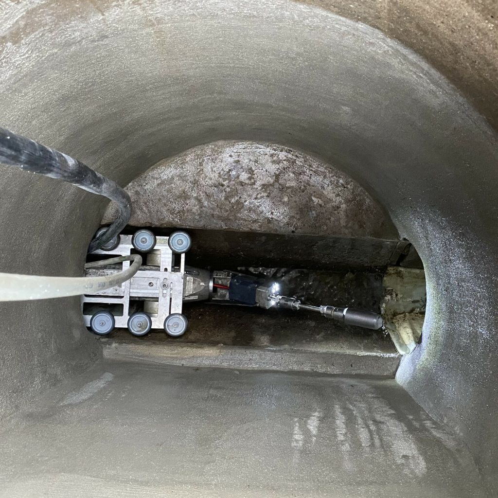 Ultravysokotlaký vodní tryskací robot Bruno mini s rozšířením profilu vajec (profil vajec DN 360/450)