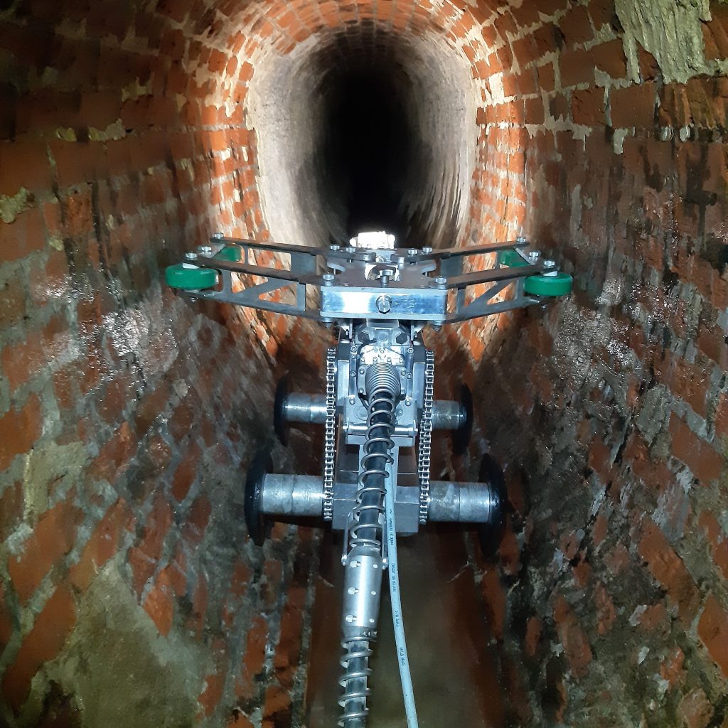 Ultravysokotlaký vodní tryskací robot Bruno (profil vajec DN 933/1400)